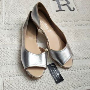 AVELLINI SILVER FLAT SANDAL SIZE 38/7 .5